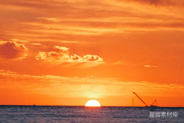 高清摄影 夕阳正落下，海面上有一艘船。
