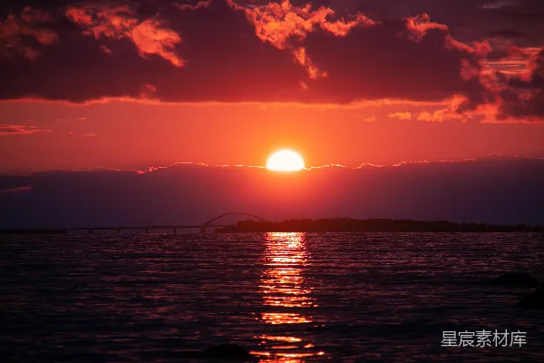 高清摄影 夕阳正洒落在水面上。