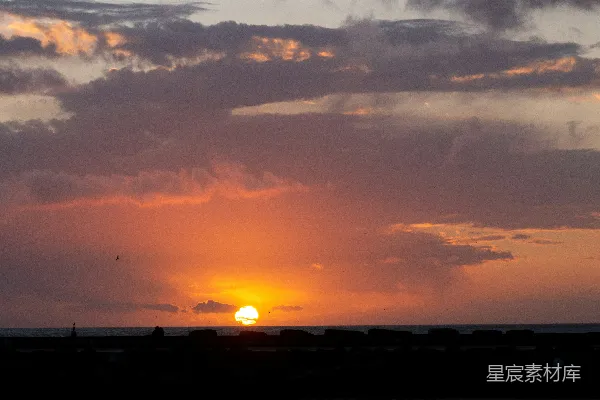 高清摄影 夕阳正缓缓地沉落在海洋的地平线上。