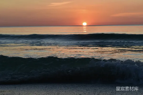 高清摄影 夕阳正洒在海洋的波涛上。