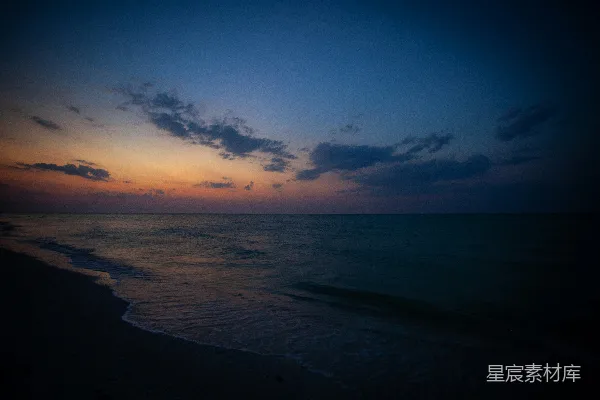 高清摄影 夕阳正缓缓沉落在海平面上的海滩。