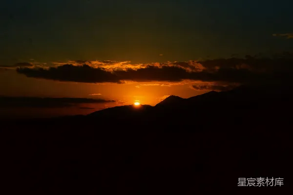高清摄影 夕阳在山脉上落下