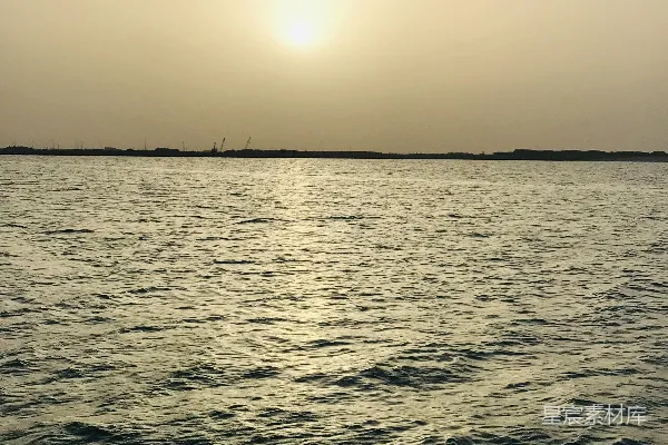 高清摄影 一片宽阔的水域，背景中有一抹夕阳。