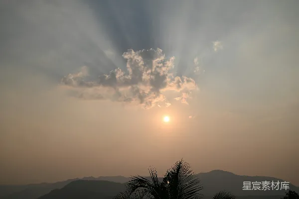 高清摄影 太阳透过天空中的云层照耀着。