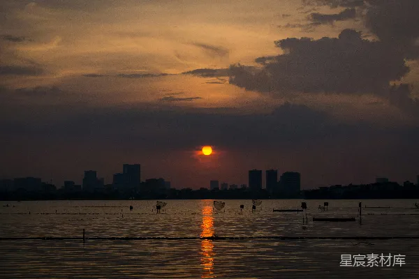 高清摄影 一片广阔的水域，背景是夕阳。