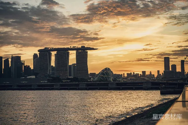 高清摄影 跨过城市天际线边上的水面上的桥