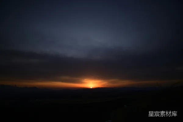 高清摄影 夕阳西下时，多云的天空下山的剪影
