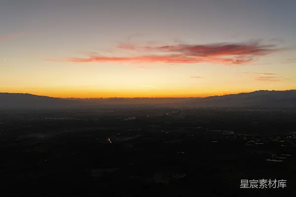 高清摄影 夕阳笼罩着山脉。