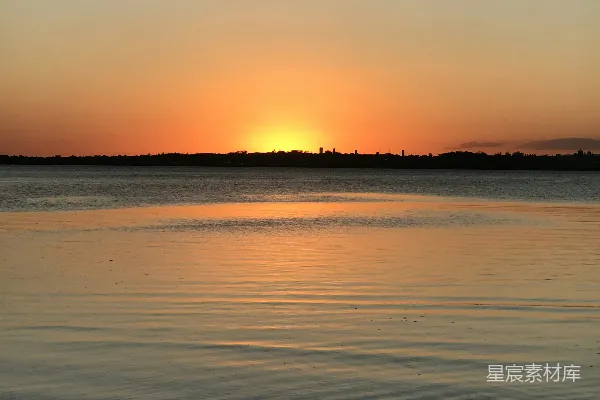 高清摄影 夕阳映照在水面上