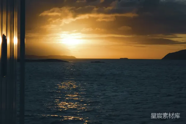 高清摄影 夕阳正在水面上落下