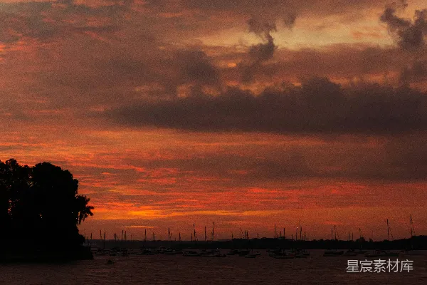 高清摄影 夕阳西下，水面上有船只。