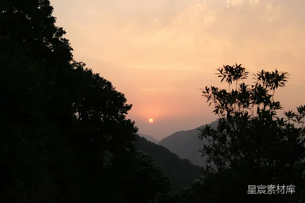 高清摄影 夕阳正在远方的山脉上落下。