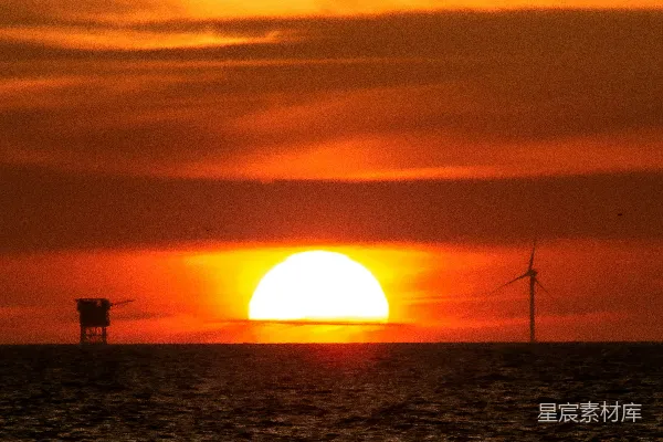 高清摄影 夕阳照耀在水面上