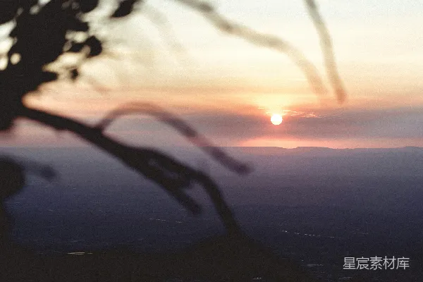 高清摄影 夕阳正笼罩着山脉。