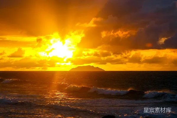 高清摄影 海浪在夕阳下拍打着海岸。