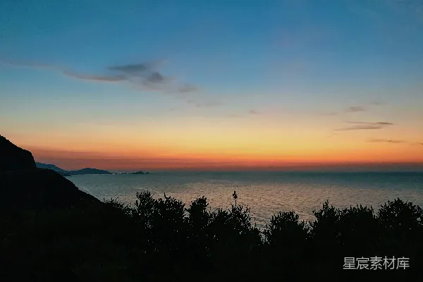 高清摄影 从山上看到的日落时分的海洋景色