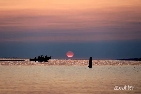 高清摄影 一艘船在夕阳下在水面上行驶