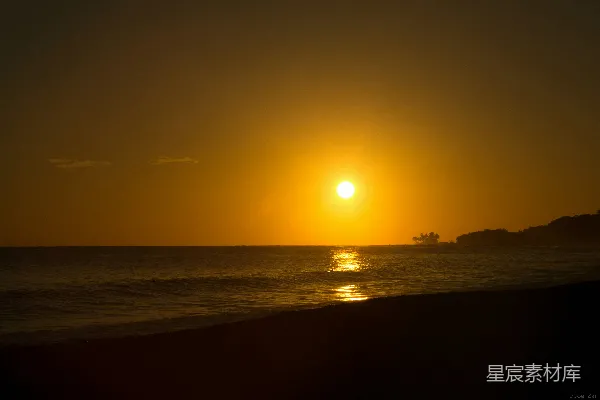 高清摄影 夕阳照耀在水面上的场景