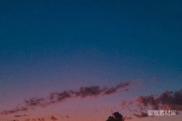 高清摄影 一架飞机在日落时分在空中飞行。