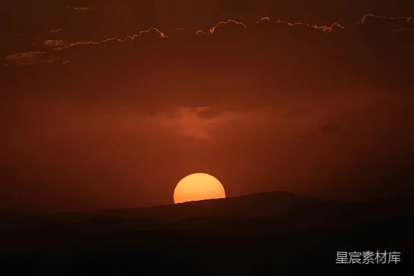 高清摄影 夕阳正笼罩在远处的群山之上。