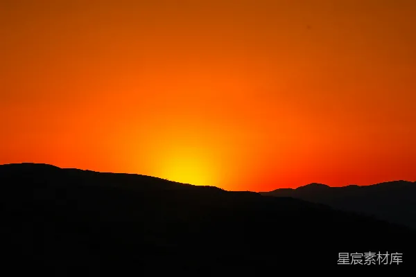 高清摄影 夕阳正落在这座山脉之上。