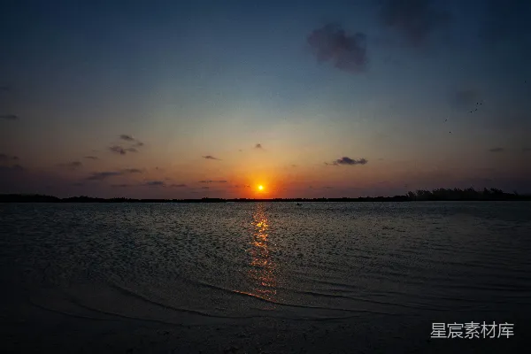 高清摄影 夕阳正在水面上落下。