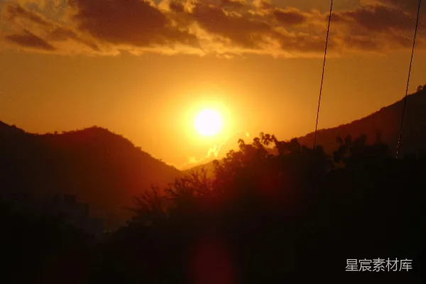 高清摄影 夕阳正落下山峦之上