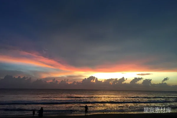 高清摄影 海滩上日落时分的人影
