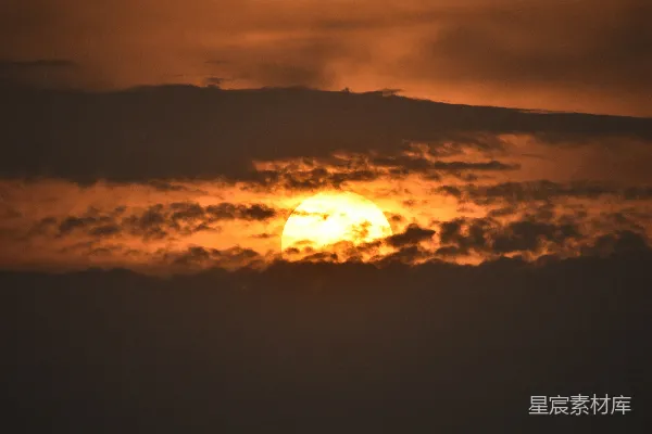 高清摄影 夕阳西下，映照着天空中的云层。