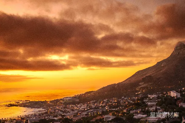 高清摄影 一座城市的景色，背景中有一座山。