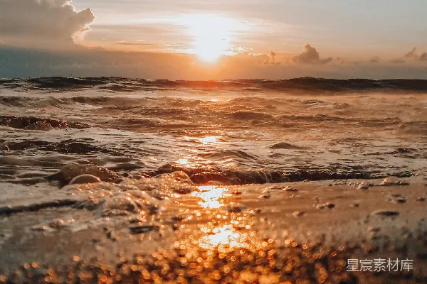 高清摄影 海浪拍打着夕阳下的海岸