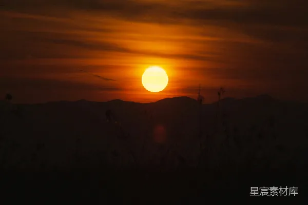 高清摄影 夕阳西下，山脉连绵。