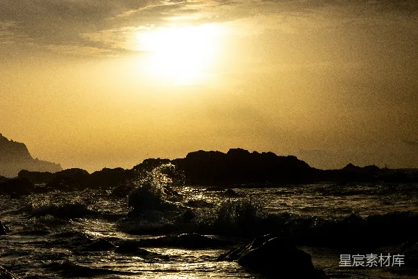 高清摄影 一片有波浪和岩石的水域和日落