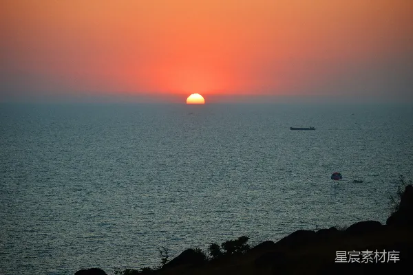 高清摄影 夕阳映照在水面上