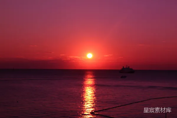 高清摄影 海面夕阳下船的剪影