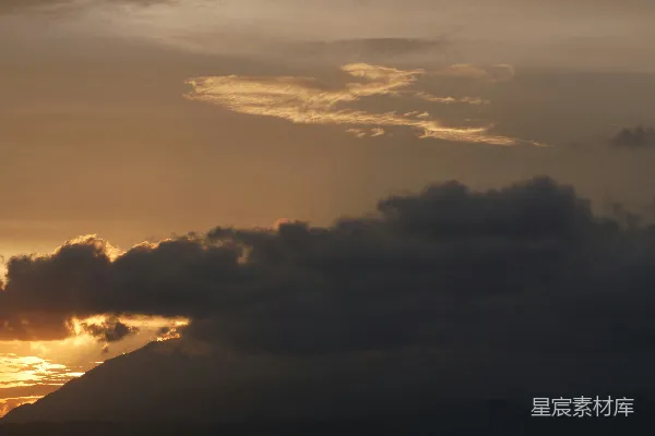 高清摄影 夕阳从云层后方落下。