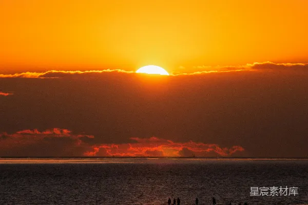 高清摄影 夕阳正在水面上落下