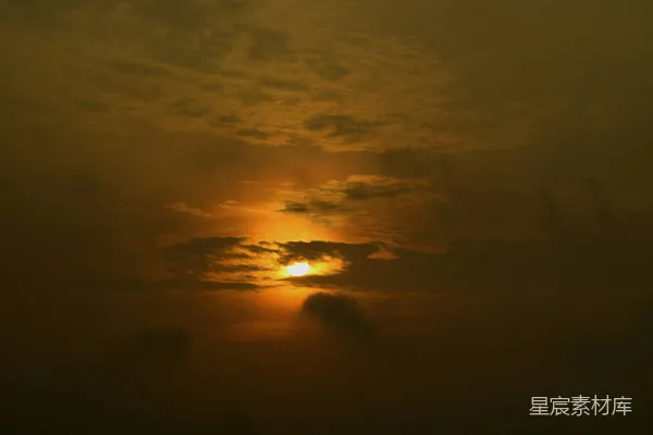 高清摄影 太阳正在云层中落下。