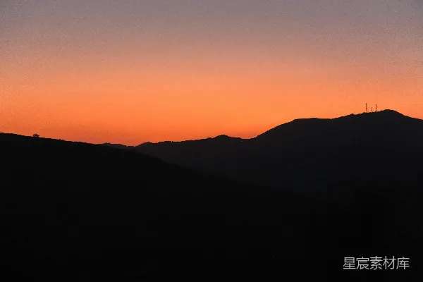 高清摄影 剪影的群山在绚丽的橙色夕阳天空下显得格外鲜明。