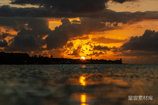 高清摄影 夕阳正在水面上落下