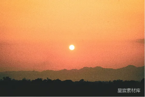 高清摄影 夕阳下的山影