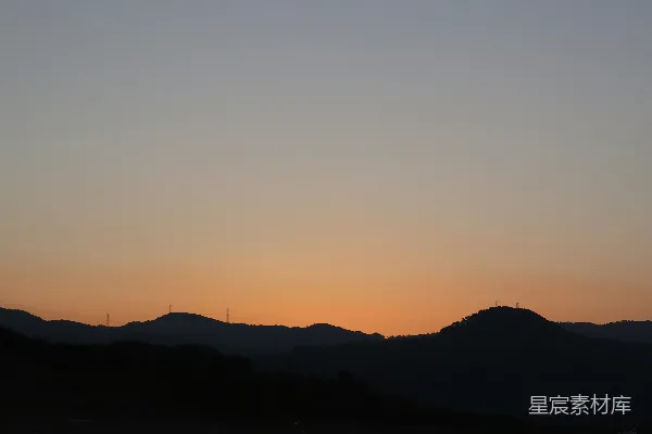 高清摄影 一片有着小山和日落的风景