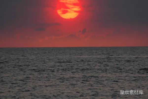 高清摄影 夕阳正西沉，海上一艘船在远处。