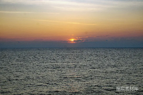 高清摄影 夕阳映照在水面上