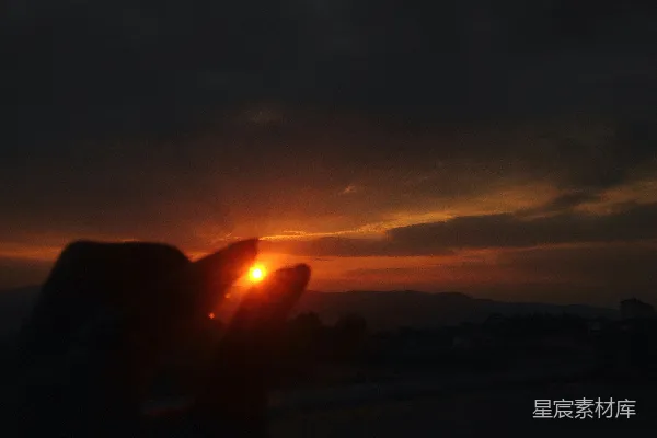 高清摄影 一个人举起手遮挡太阳