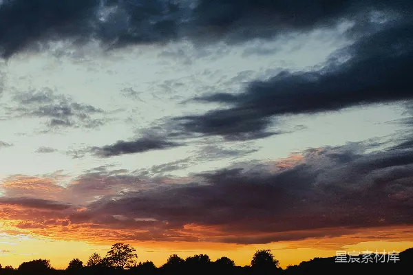 高清摄影 一架飞机在夕阳下穿过多云的天空飞行