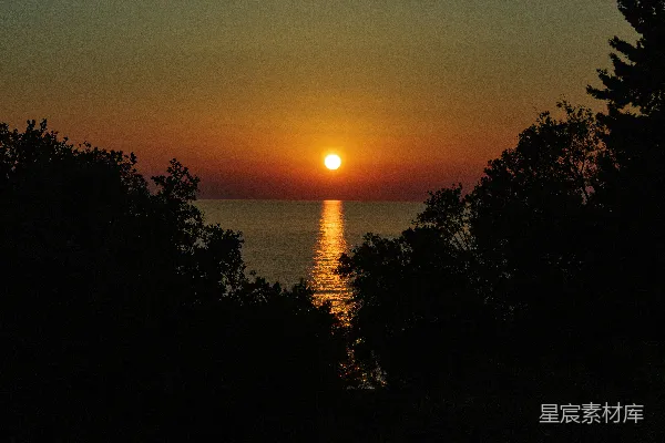高清摄影 夕阳正在一汪水中落下。
