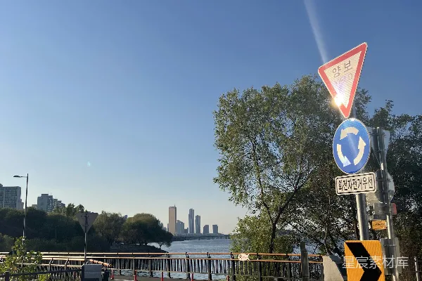 高清摄影 路旁的一块街牌