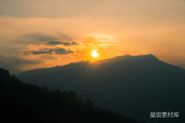 高清摄影 夕阳正洒落在山脉之上。