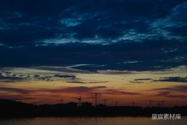 高清摄影 夕阳西下，倒映在水面上的美丽景色